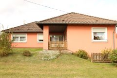 02-Blick-von-der-Strasse-scaled